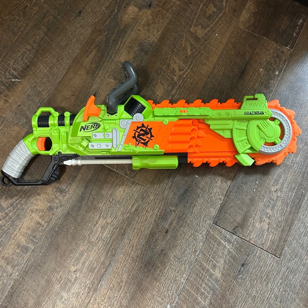Nerf Zombie Strike Brainsaw Blaster Spinning Saw Blade Foam Dart Gun Green